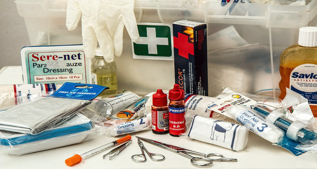 ¿Qué debe tener un kit de primeros auxilios casero?